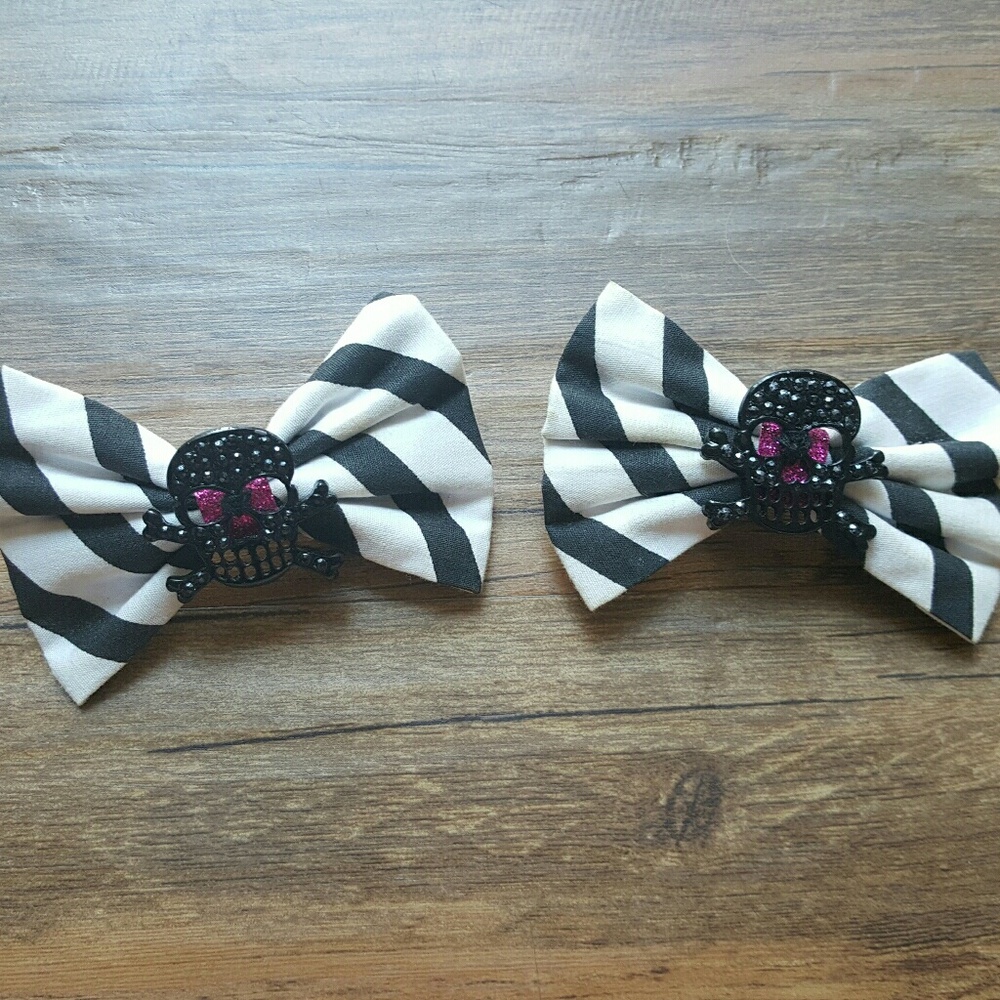 HT | Striped Skull Bows